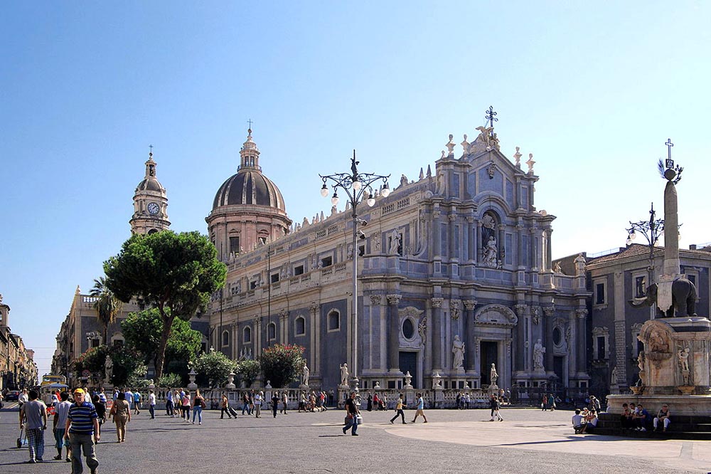 1280px-Catania_BW_2012-10-06_11-32-08_2_fj